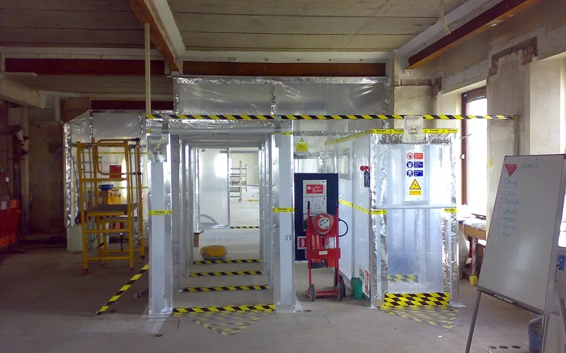 Confinement d'amiante — sas de décontamination — désamiantage Bienne