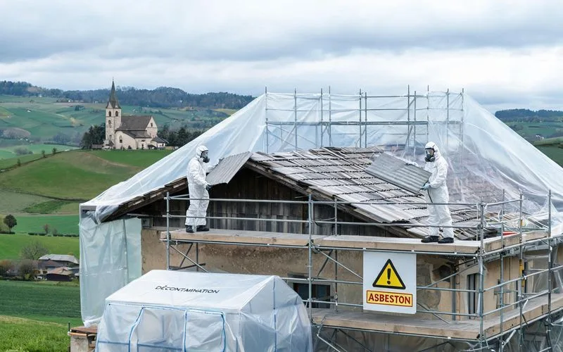 Chantier de désamiantage de toiture en fibrociment mené par une entreprise reconnue SUVA à Nidau